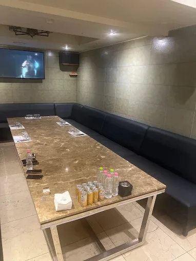 런닝래빗 룸 내부, 대리석 테이블과 네이비 소파